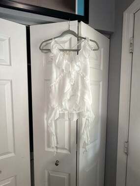 THIRTY/THIRTY Sleeveless Ruffled V-Neck Flowy White Blouse